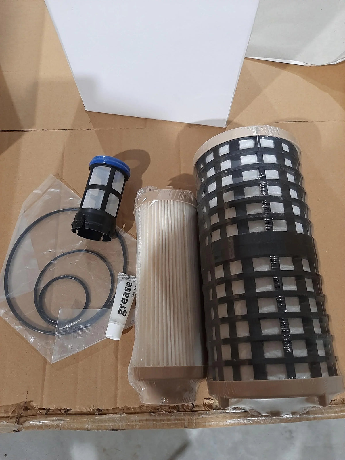 Fleetguard FK48556 Fuel Filter Kit   Includes 3 Filters, Pre Sizecreen And