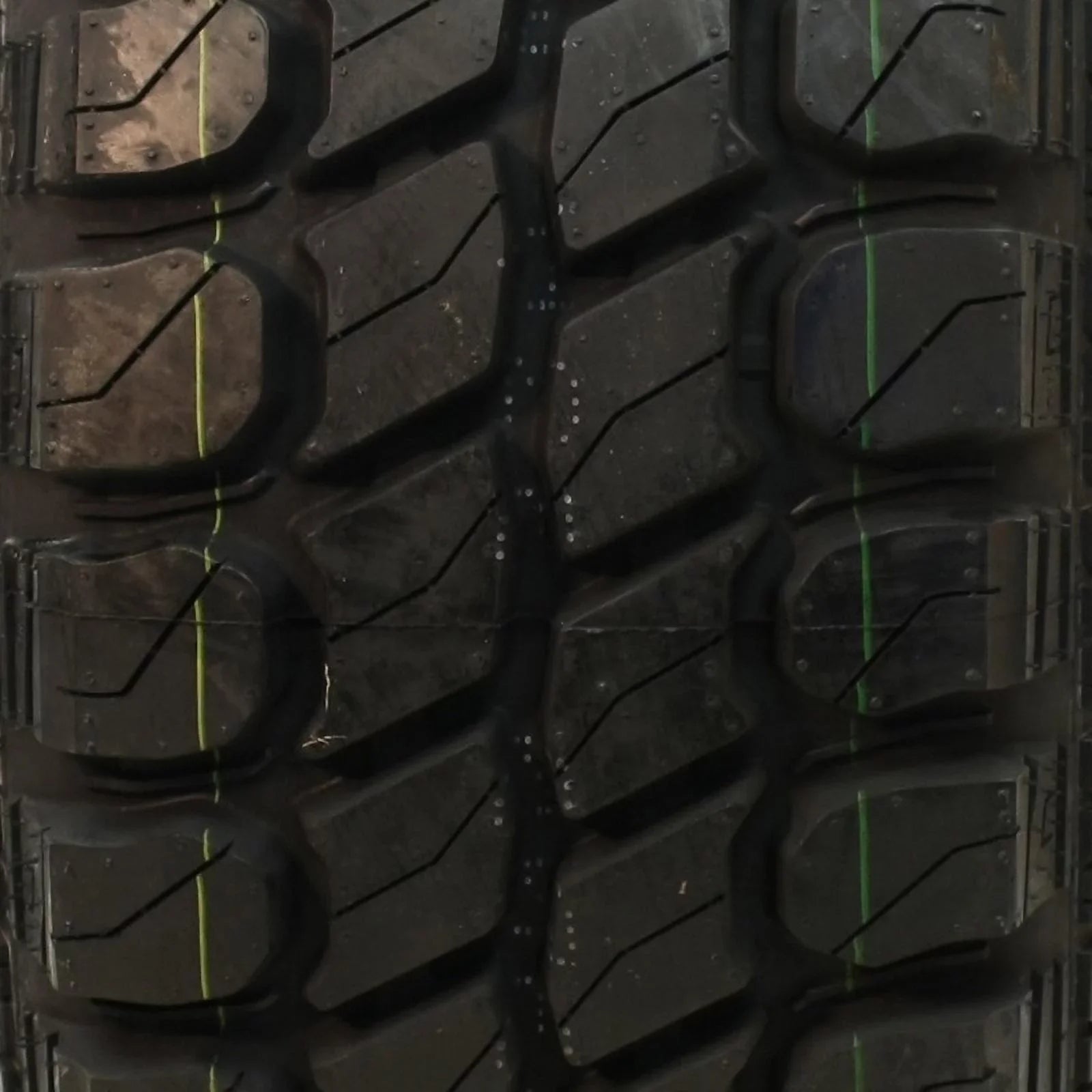 Gladiator QR900-MT Mud Terrain LT33X12.5R18 120Q E Light Truck Tire